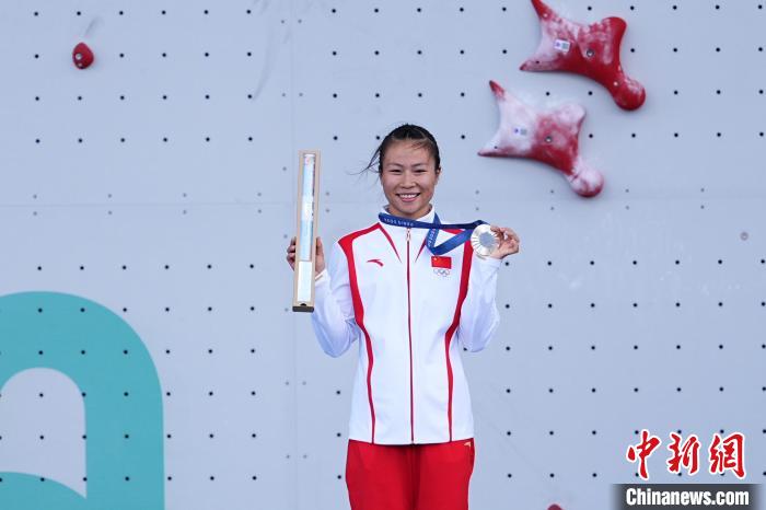 中国攀岩首枚奥运奖牌诞生 邓丽娟银牌创亚洲纪
