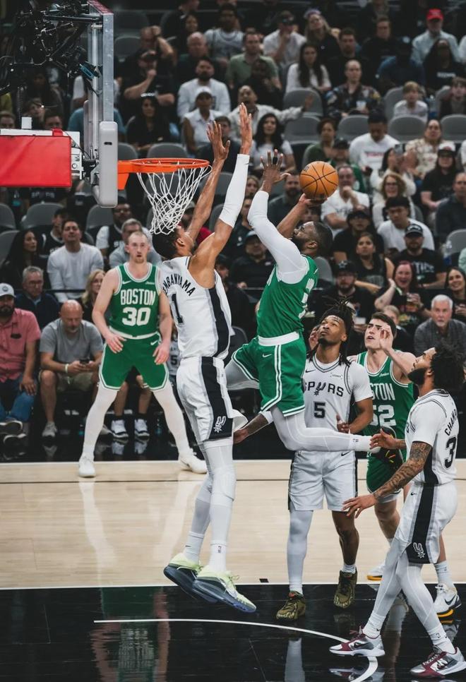 文班亚马39+11率队掀翻绿军 马刺豪取5连胜冲击西