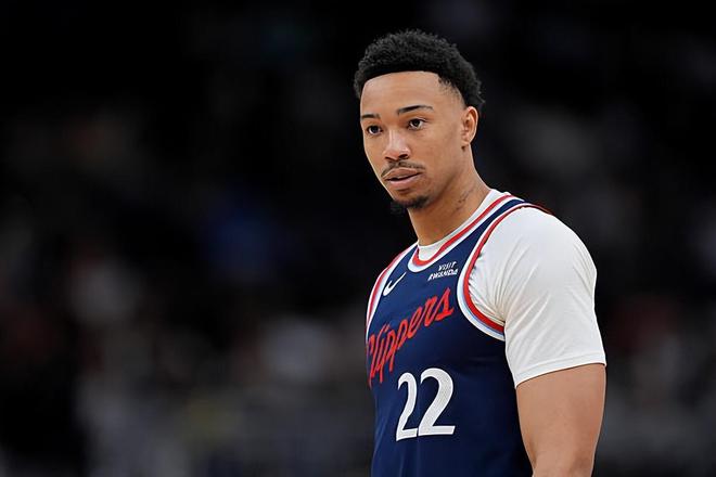 快船力克雄鹿五连胜 米勒防守亮眼但三分低迷