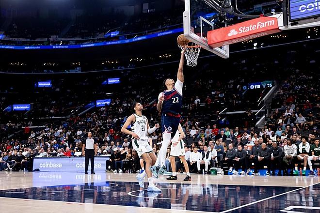 快船力克雄鹿五连胜 米勒防守亮眼但三分低迷