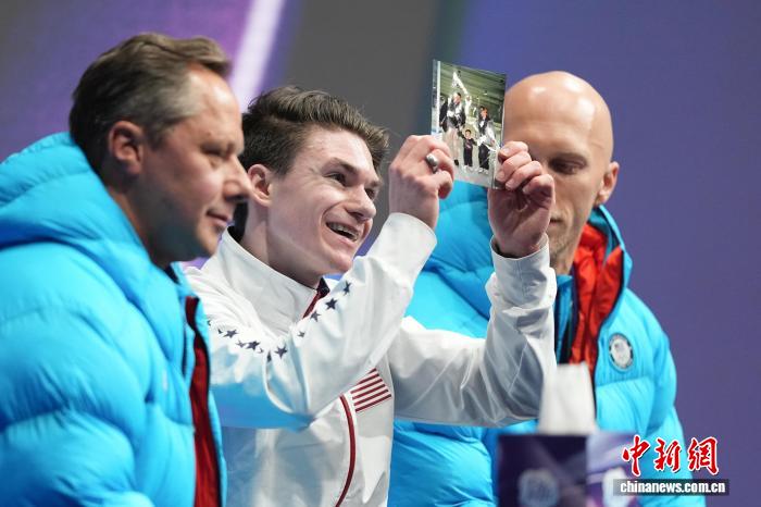 米兰冬奥会冰雪之上，情感与竞技交织成温暖的