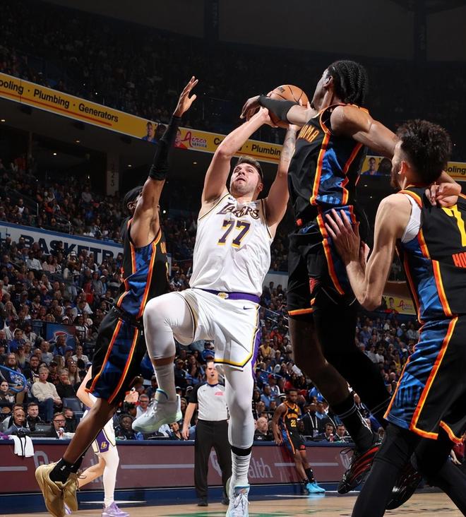 湖人双核报销季后赛悬，雷迪克遭质疑