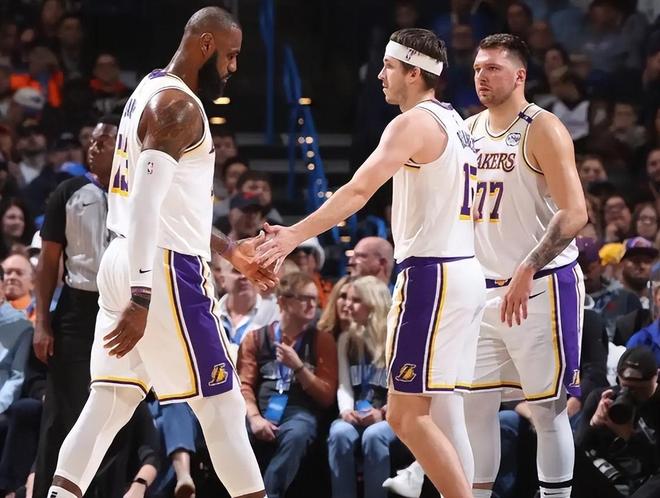 湖人双核报销季后赛悬，雷迪克遭质疑