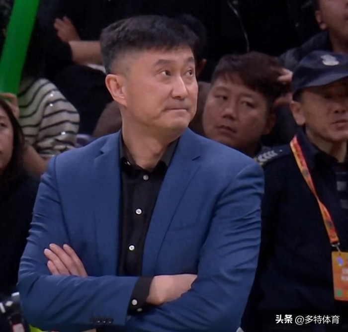 广东男篮惨遭逆转，杜锋怒斥防守战术漏洞