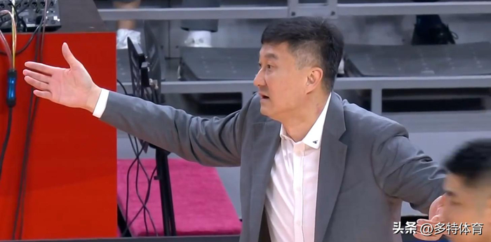 广东男篮惨遭逆转，杜锋怒斥防守战术漏洞