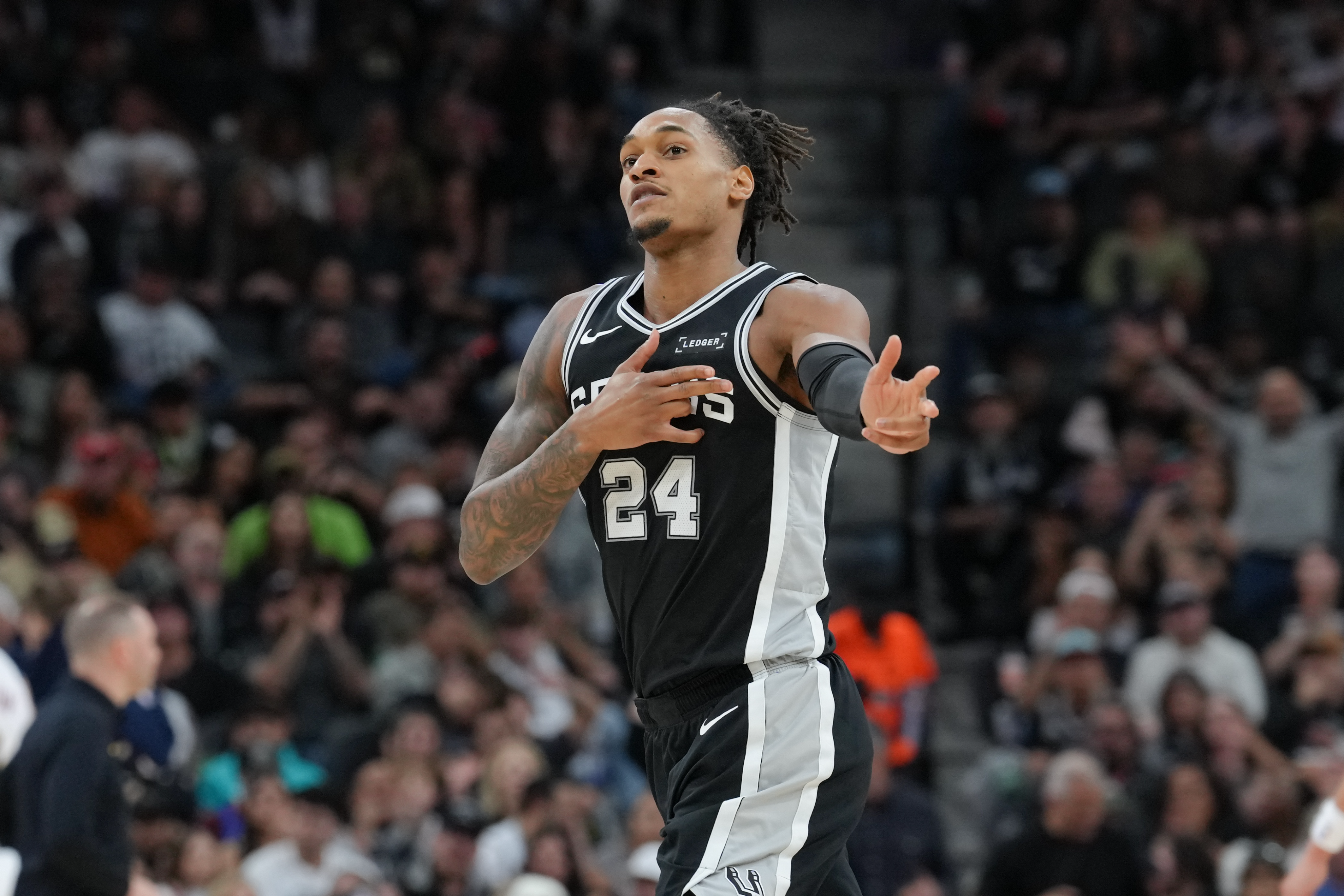 马刺三后卫合砍58分力克76人