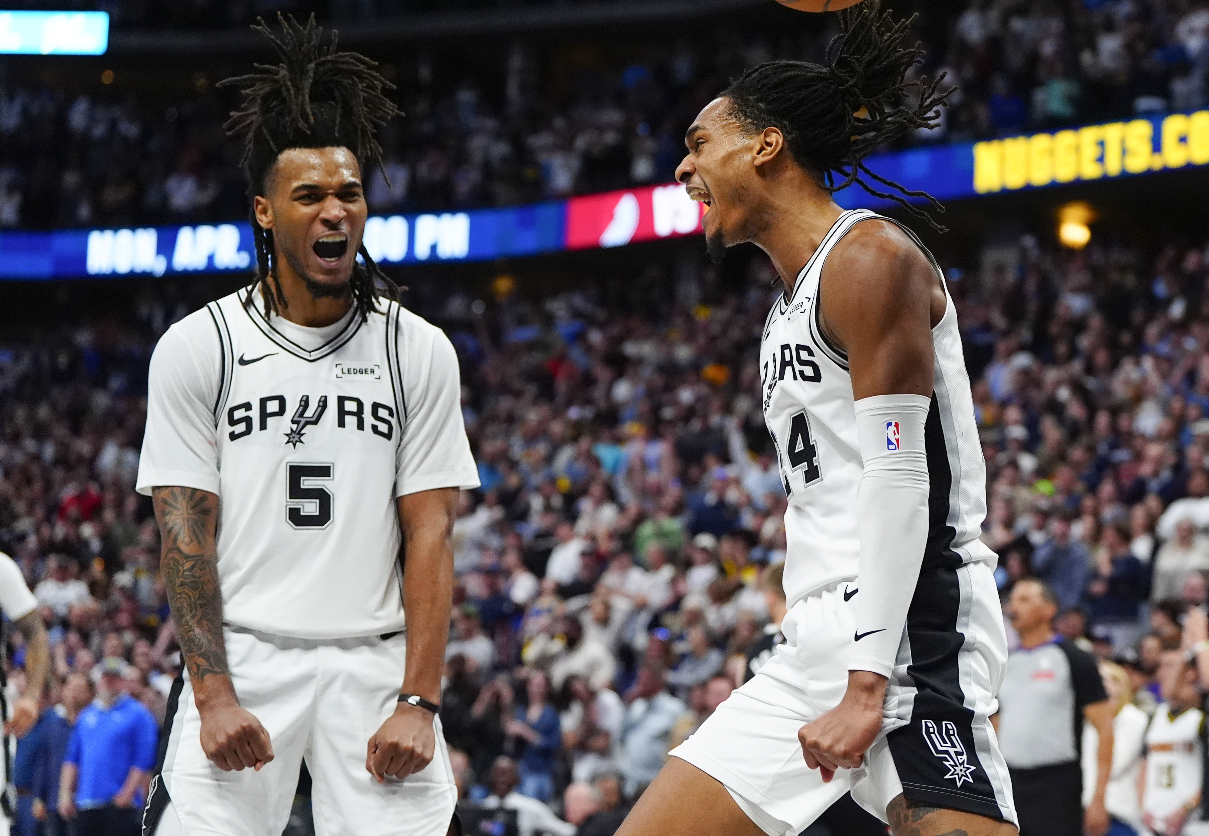 马刺三后卫合砍58分力克76人