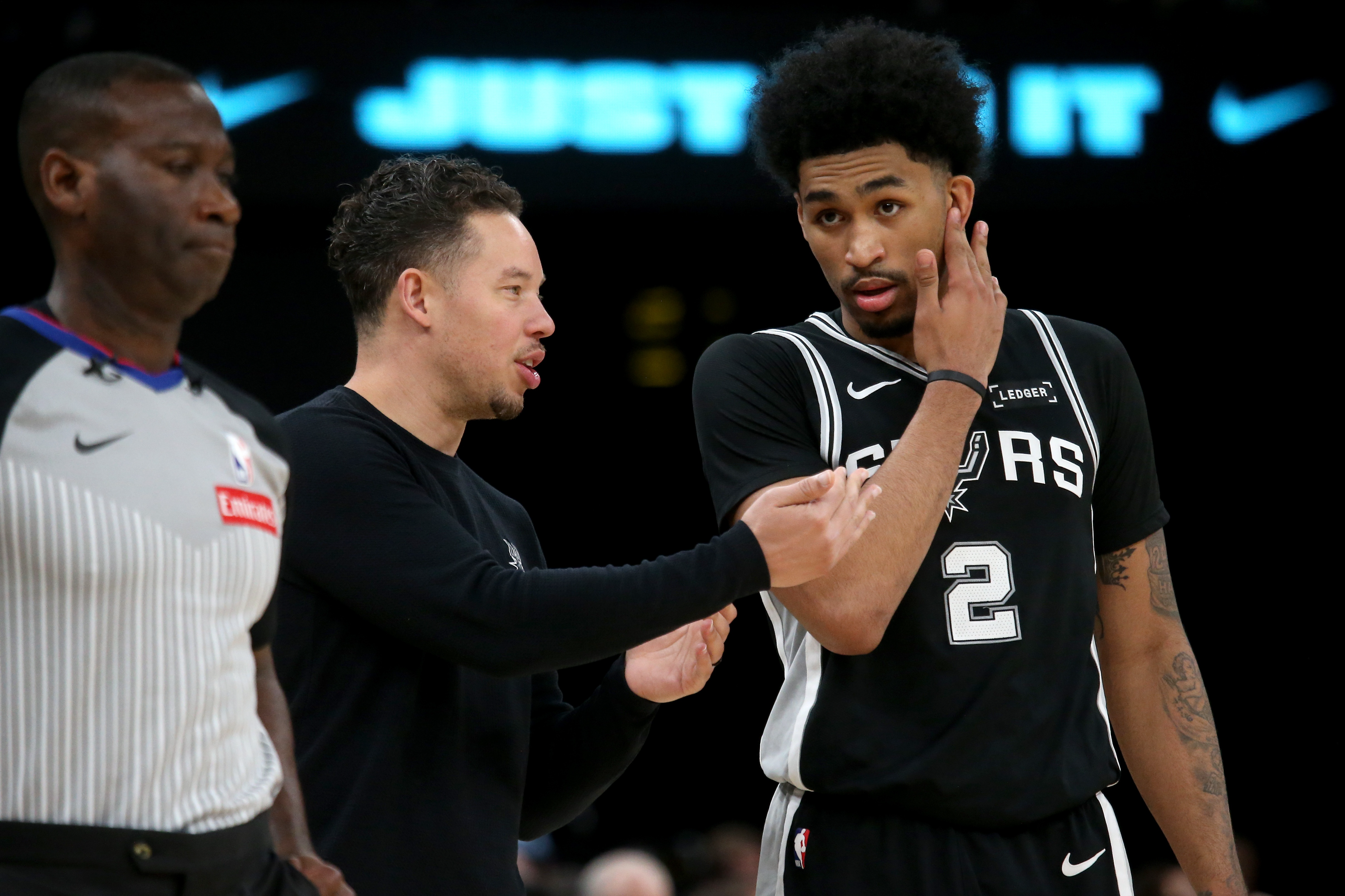 马刺三后卫合砍58分力克76人